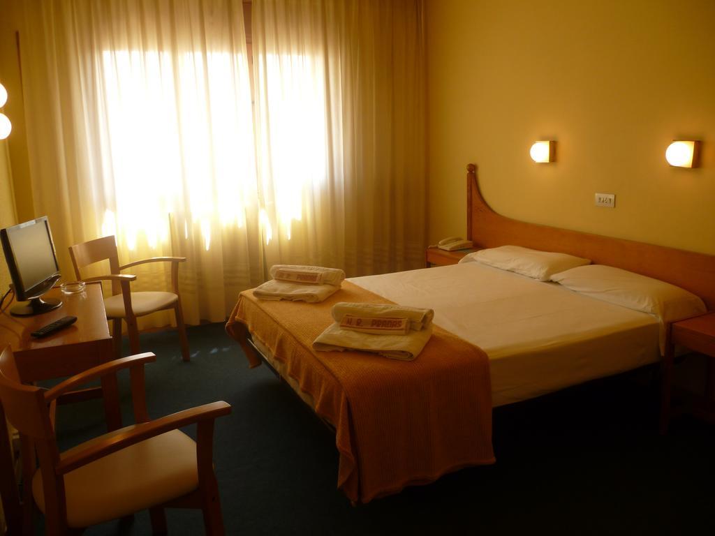 جاكا Hotel Pradas المظهر الخارجي الصورة